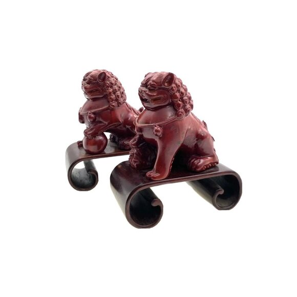 Foo Dog Figurine Pair Small Red Resin Statuette on Base Vintage Oriental Decor - Picture 1 of 9